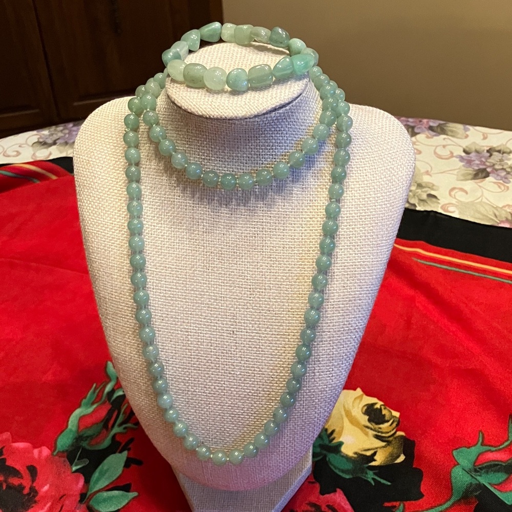NEPHRITE JADE OR AVENTURINE KNOTTED NECKLACE AND BRACELET